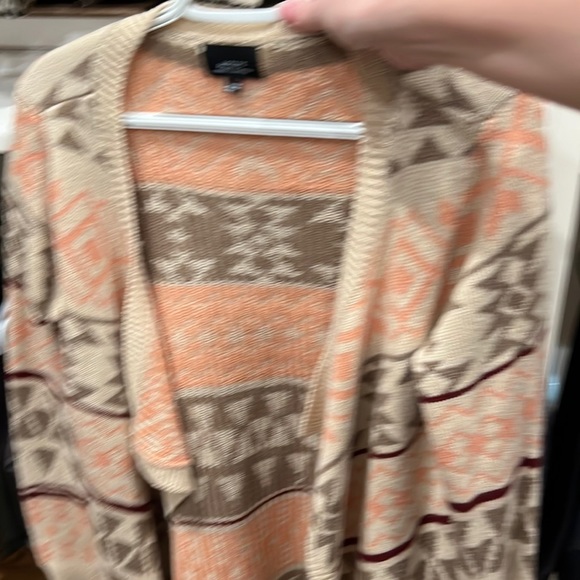 Cleaning my closet out, brand is active and it’s a size large - Picture 1 of 3